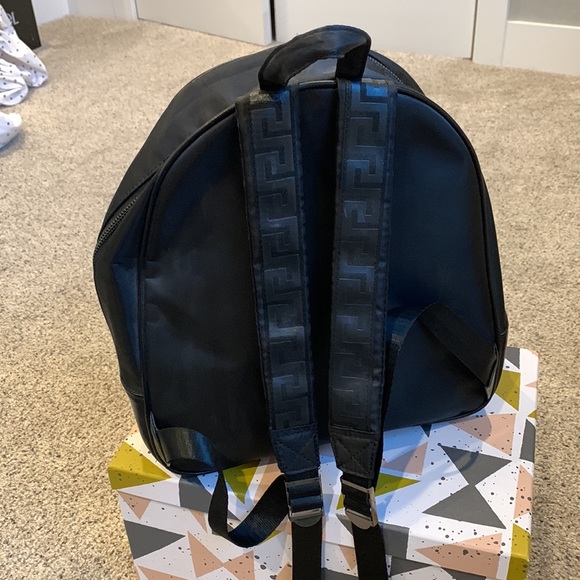 Black backpack. Medium sized. Not very small and not very big. - Picture 3 of 3